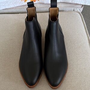 NWOT NISOLO Ladies Leather Ankle Boots.